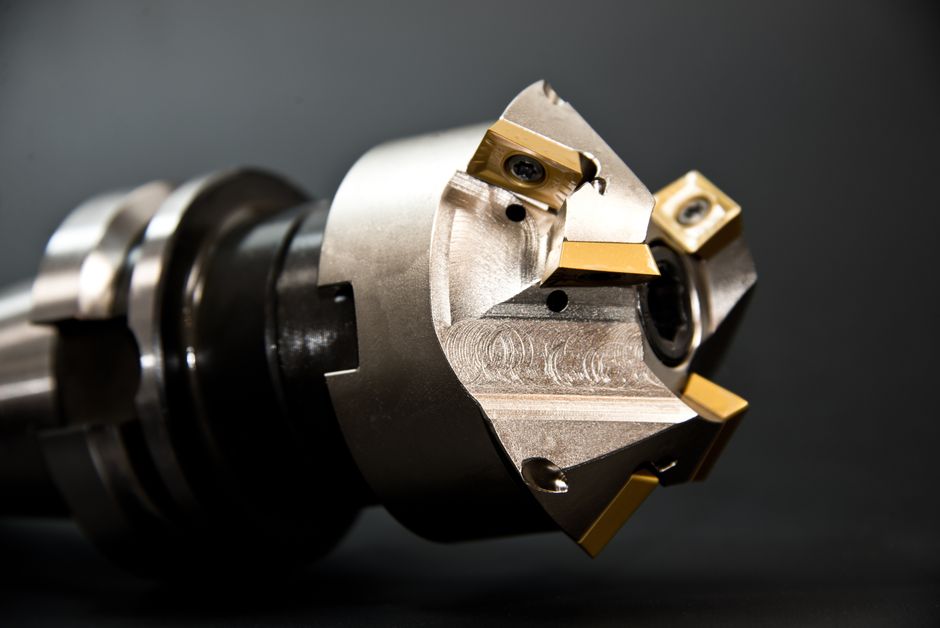 Cutting head used in metalworking and machining