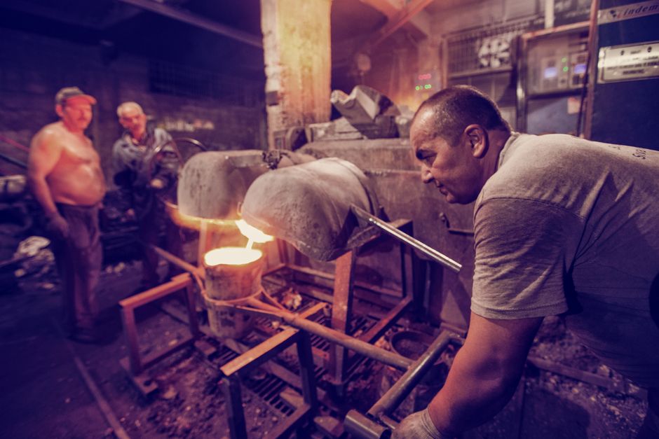 Industrial foundry furnace with molten metal